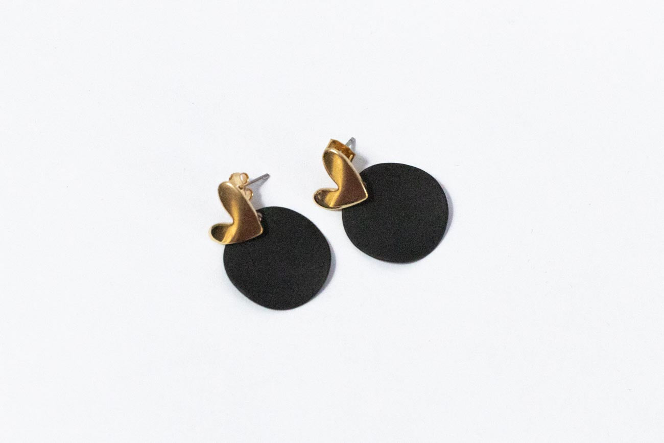 Black Circle Gold Heart