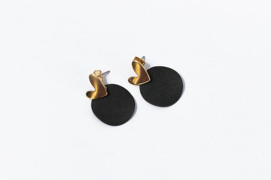 Black Circle Gold Heart